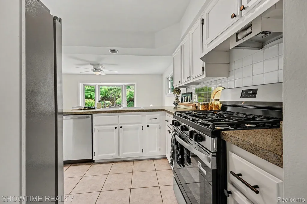 40298 Sandy Drive Clinton Charter Township MI 48038