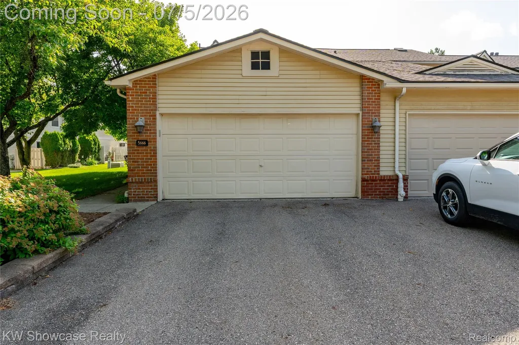 5666 Drake Hollow Drive E West Bloomfield Charter Township MI 48322