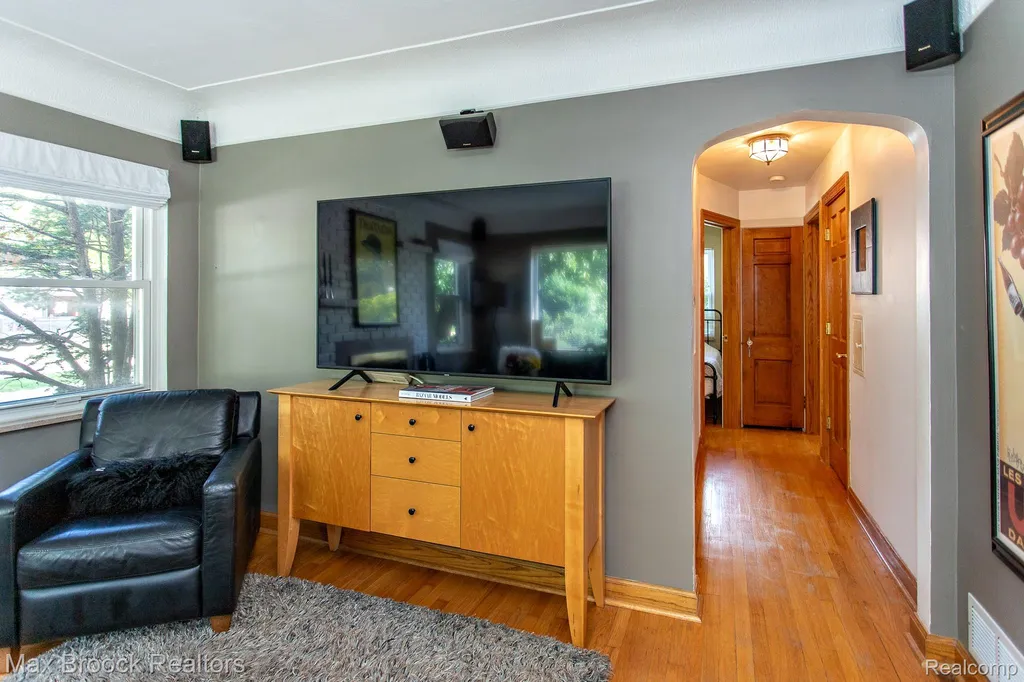 10564 Lasalle Boulevard Huntington Woods City MI 48070