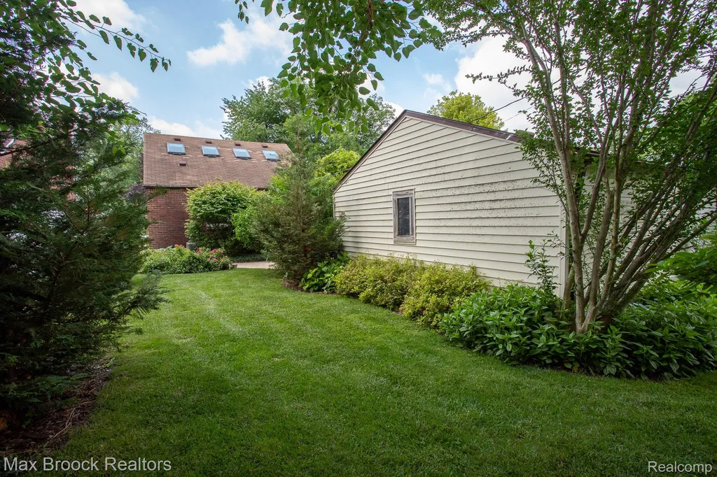 10564 Lasalle Boulevard Huntington Woods City MI 48070