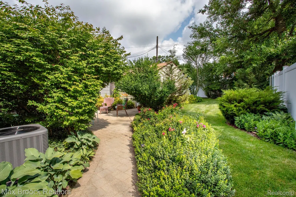 10564 Lasalle Boulevard Huntington Woods City MI 48070