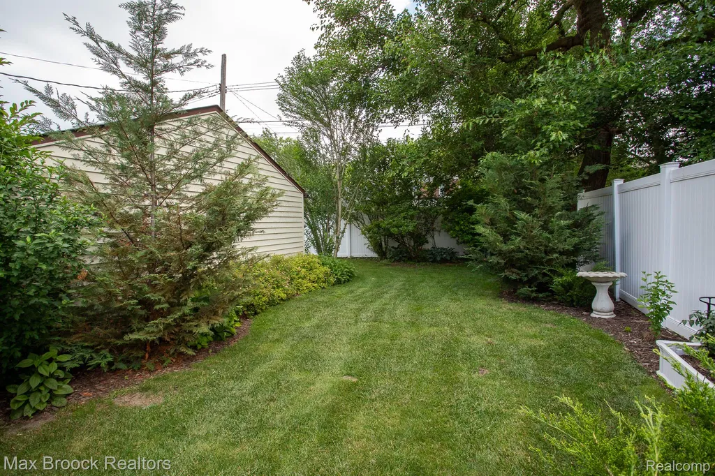 10564 Lasalle Boulevard Huntington Woods City MI 48070