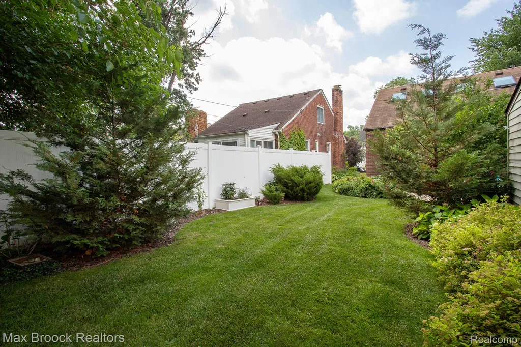 10564 Lasalle Boulevard Huntington Woods City MI 48070
