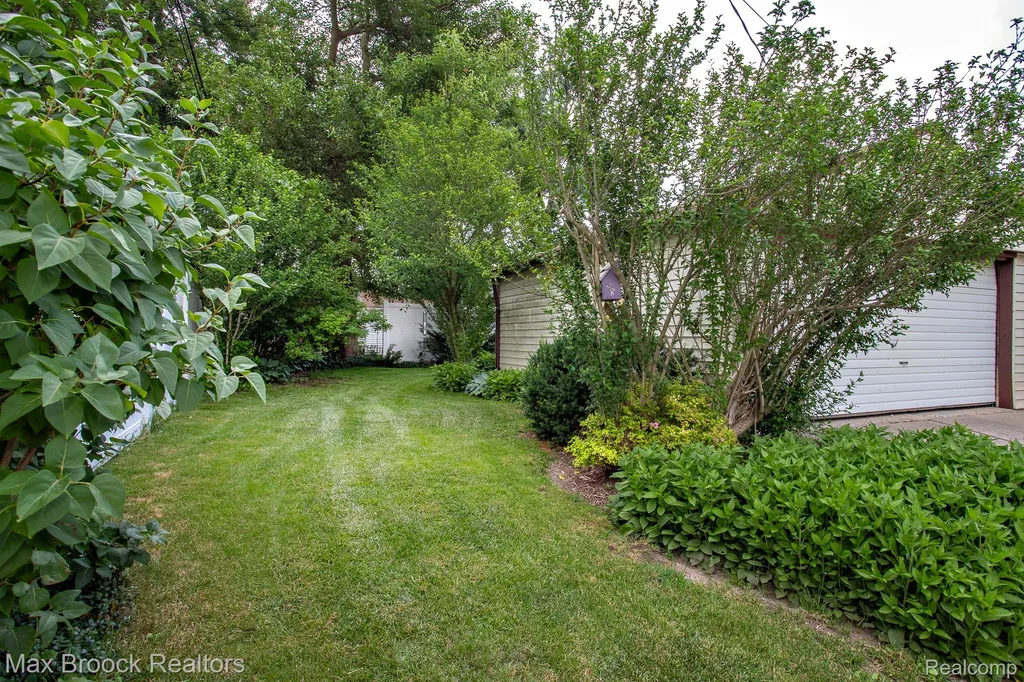 10564 Lasalle Boulevard Huntington Woods City MI 48070