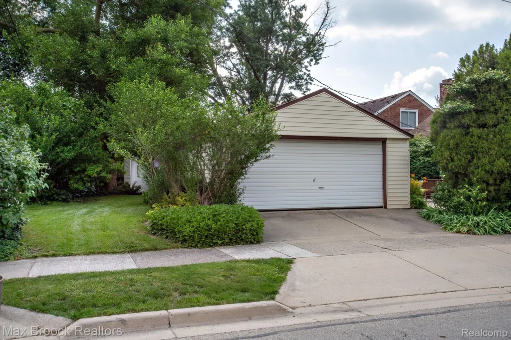 10564 Lasalle Boulevard Huntington Woods City MI 48070