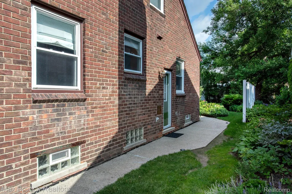 10564 Lasalle Boulevard Huntington Woods City MI 48070