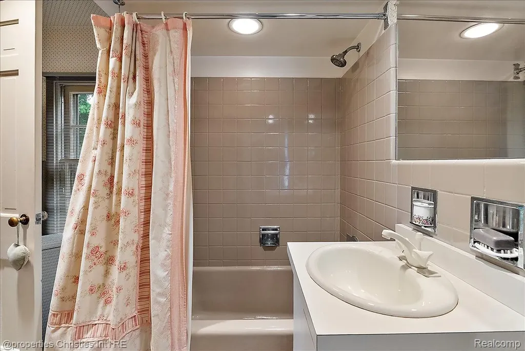 341 Westwood Drive Bloomfield Hills City MI 48301