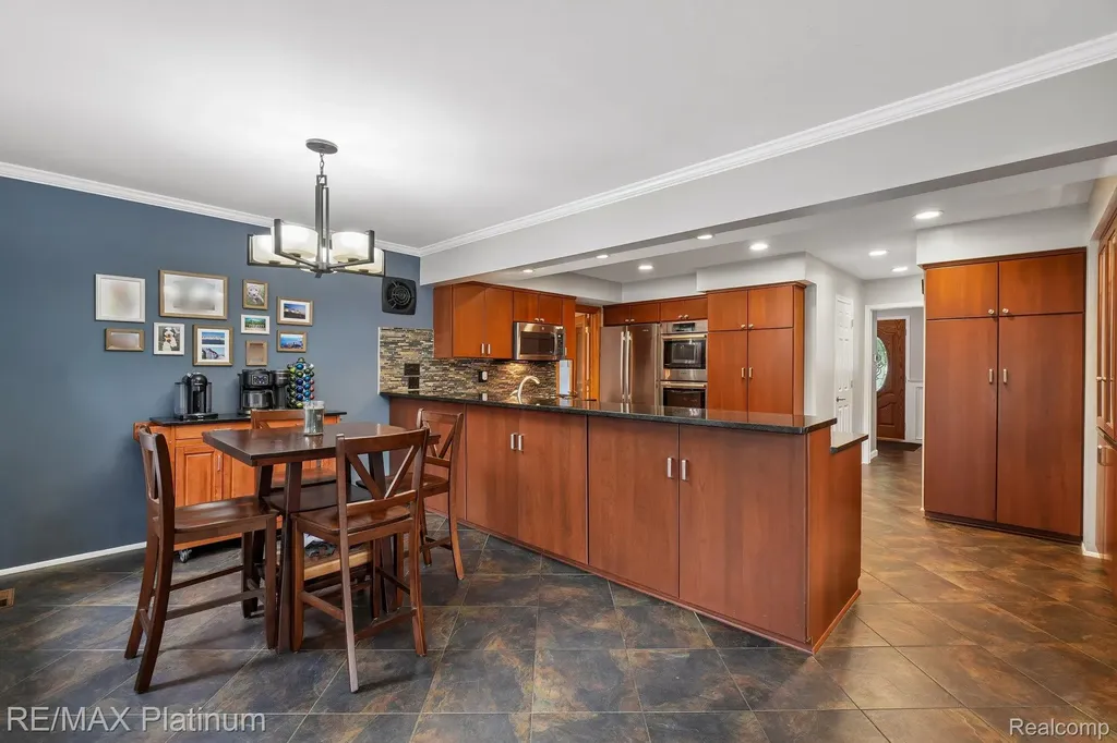981 Shenandoah Court Clawson City MI 48017