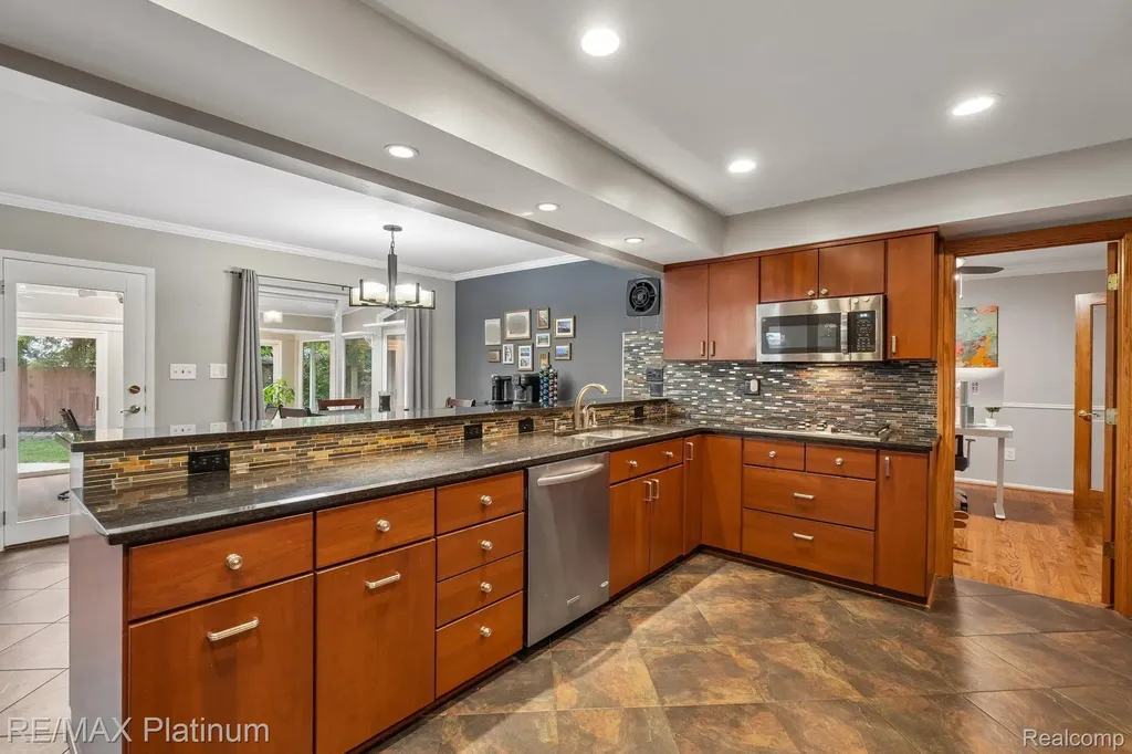 981 Shenandoah Court Clawson City MI 48017