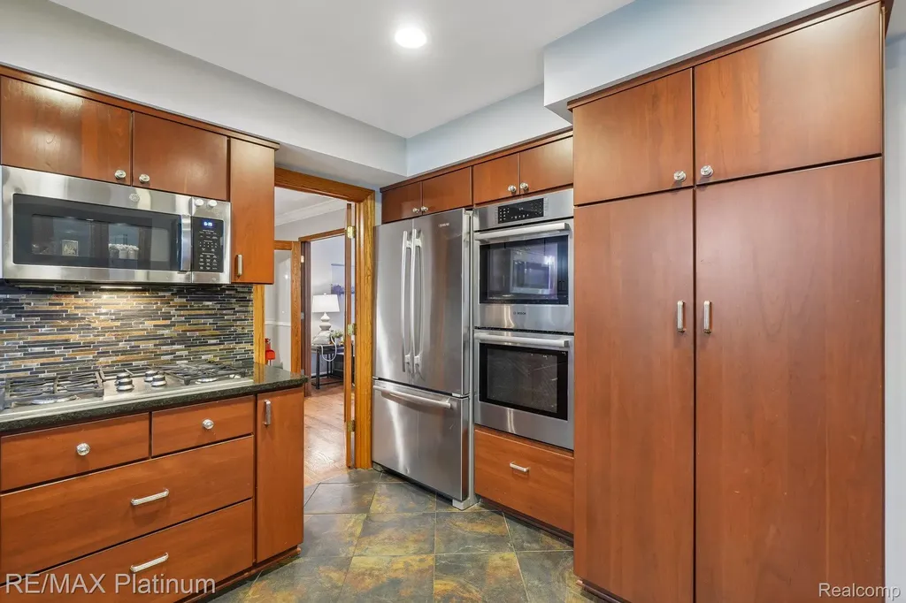 981 Shenandoah Court Clawson City MI 48017