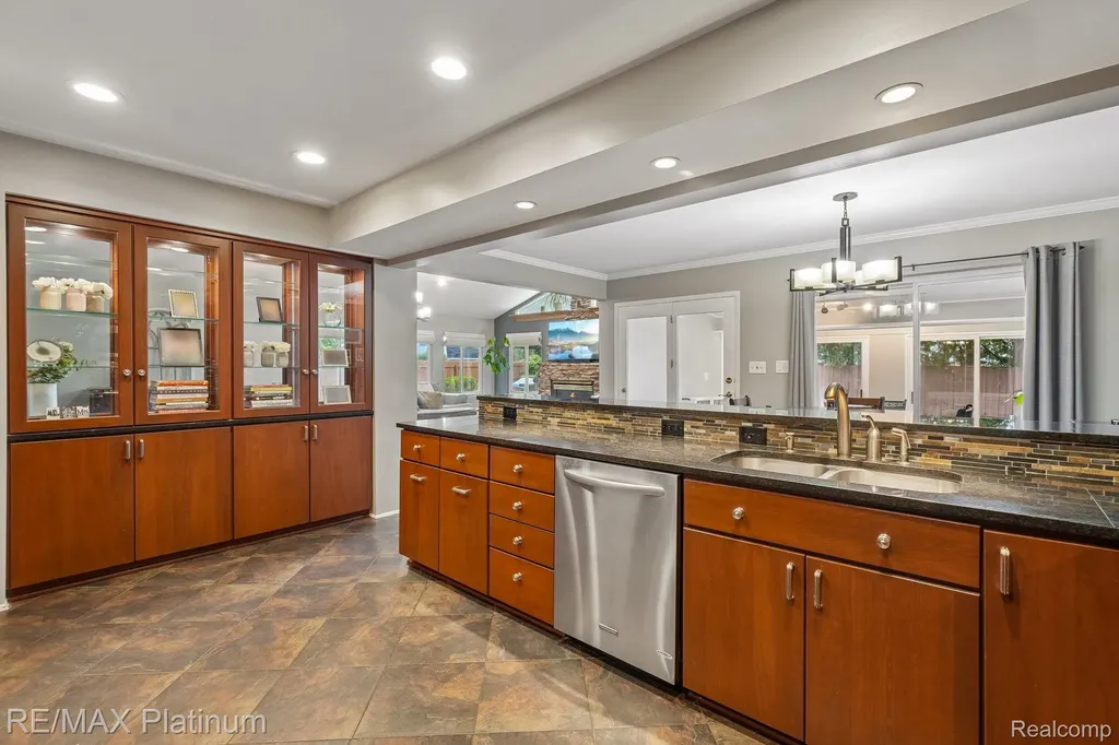 981 Shenandoah Court Clawson City MI 48017