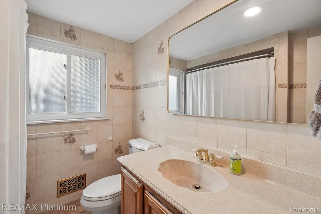 981 Shenandoah Court Clawson City MI 48017