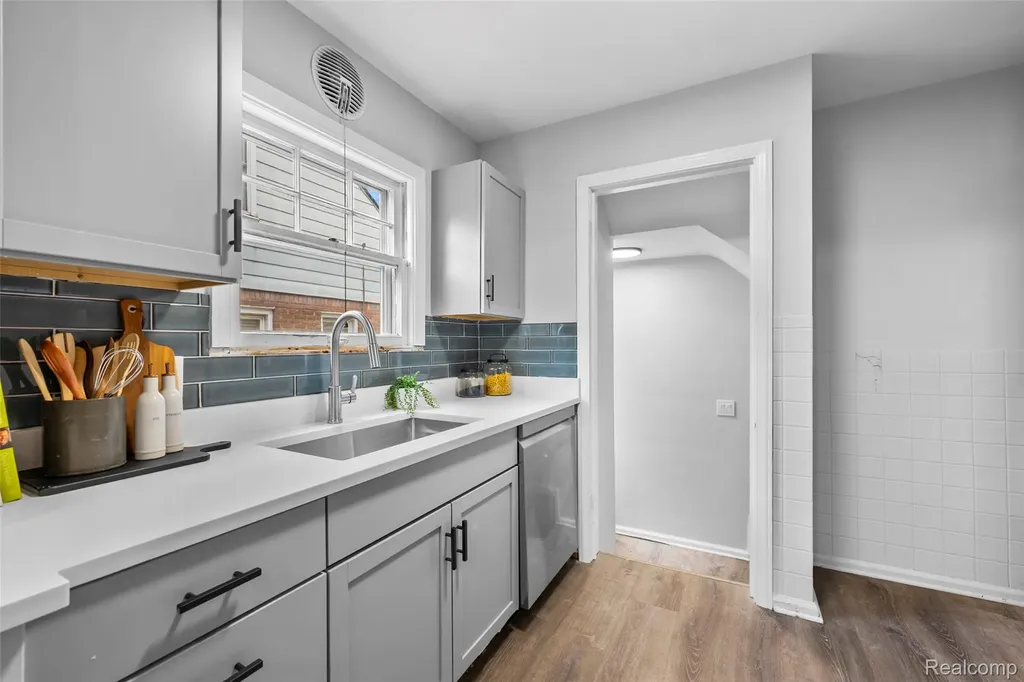 414 Aqua Court Royal Oak City MI 48073
