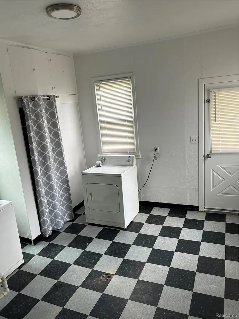 8411 N Middlebelt Road Westland City MI 48185