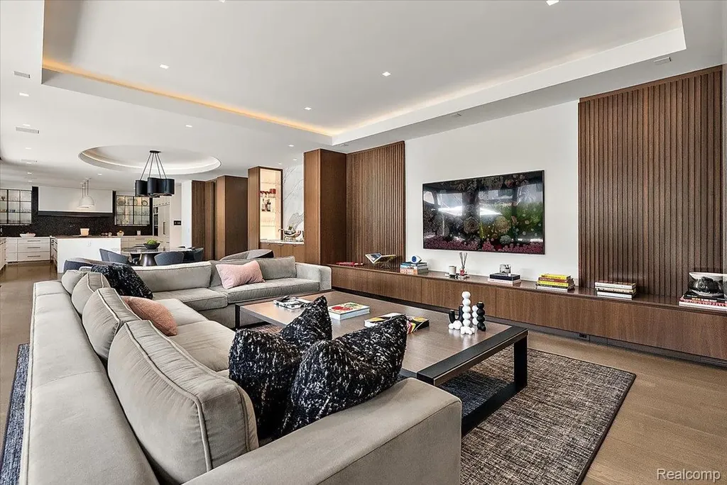 1099 N Glenhurst Drive Birmingham City MI 48009