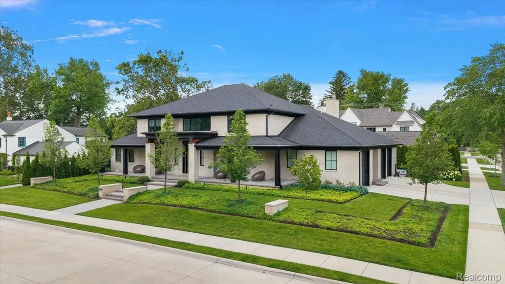 1099 N Glenhurst Drive Birmingham City MI 48009