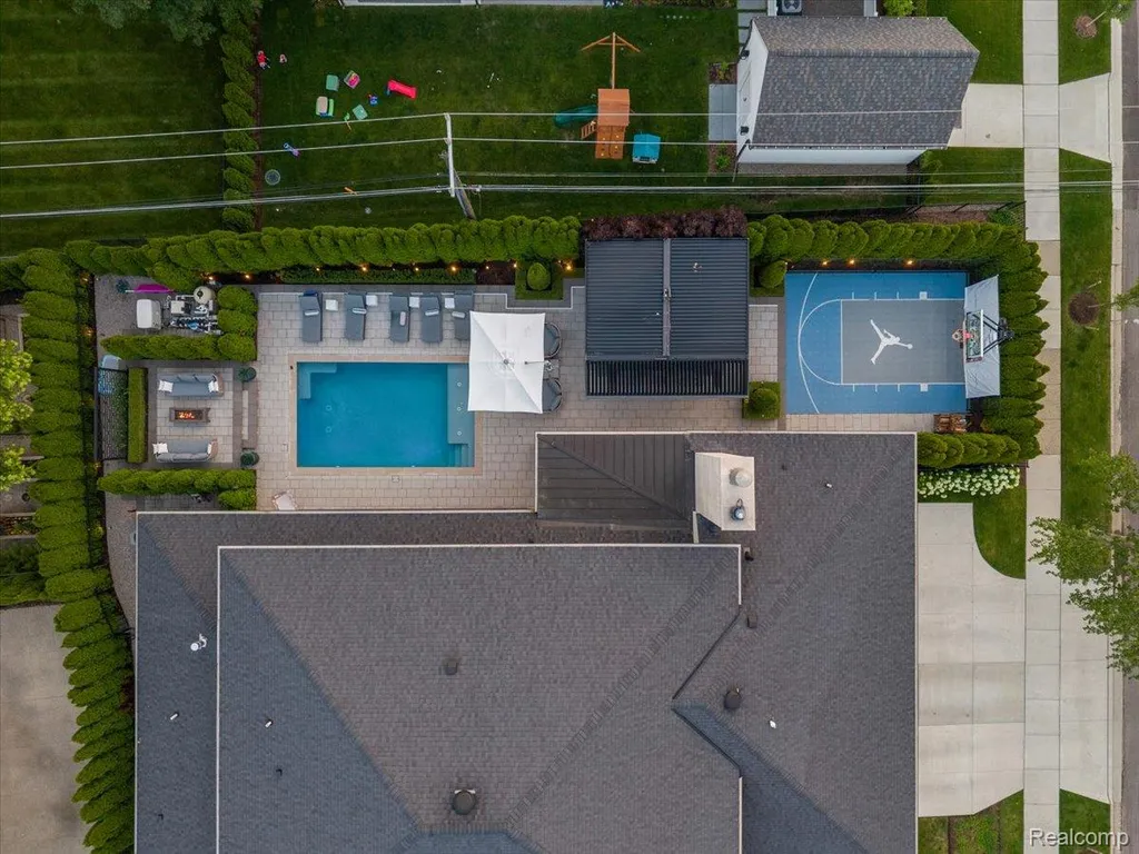 1099 N Glenhurst Drive Birmingham City MI 48009
