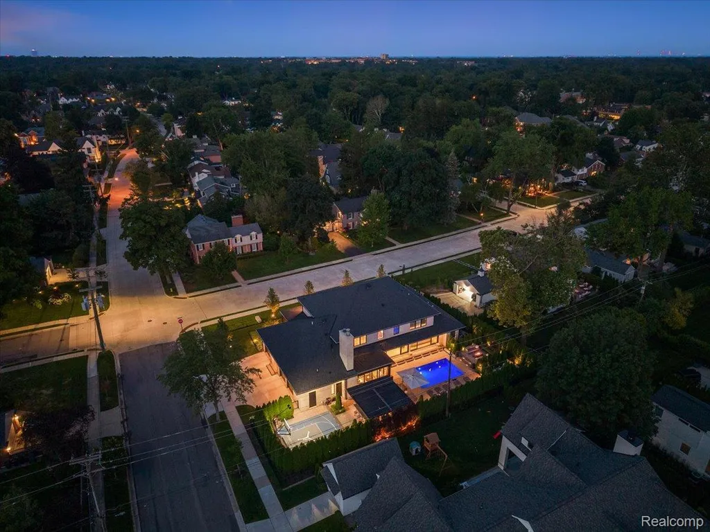 1099 N Glenhurst Drive Birmingham City MI 48009