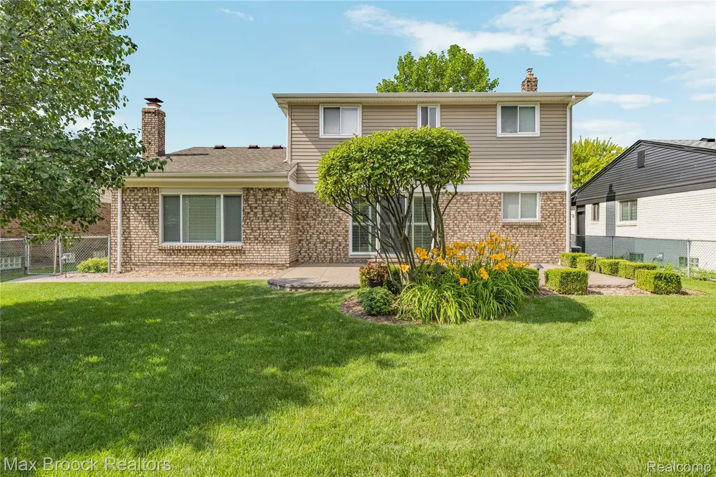 15490 Uthers Street Clinton Charter Township MI 48038