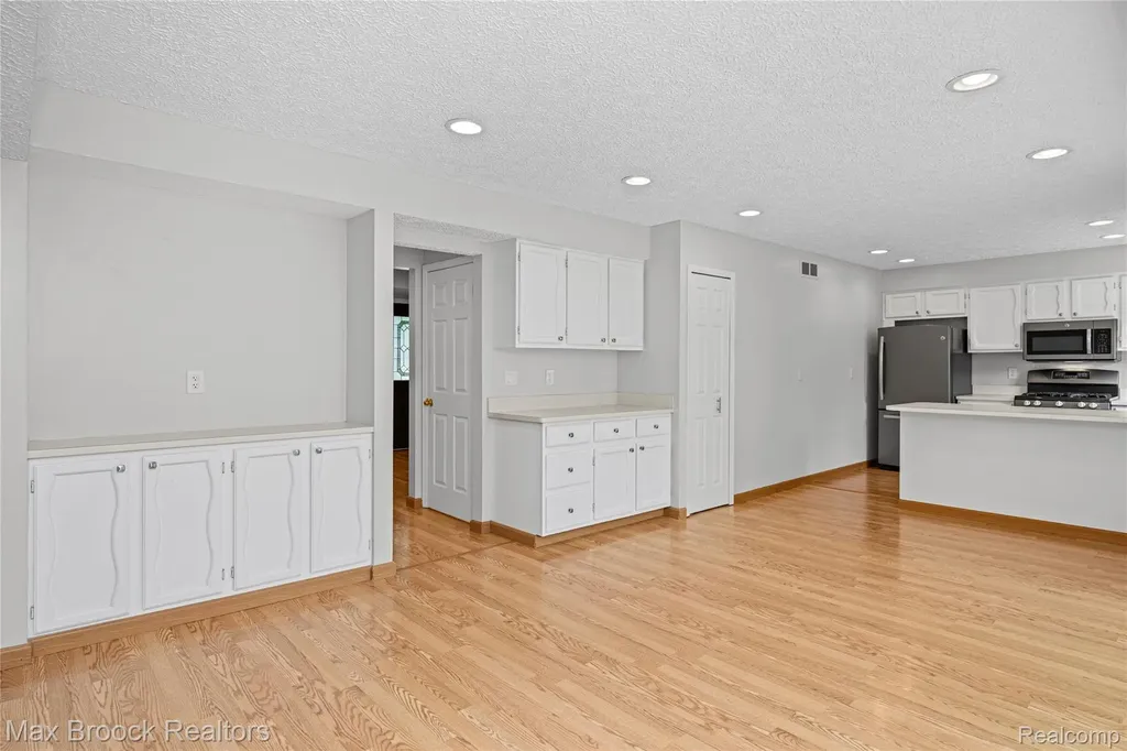 15490 Uthers Street Clinton Charter Township MI 48038