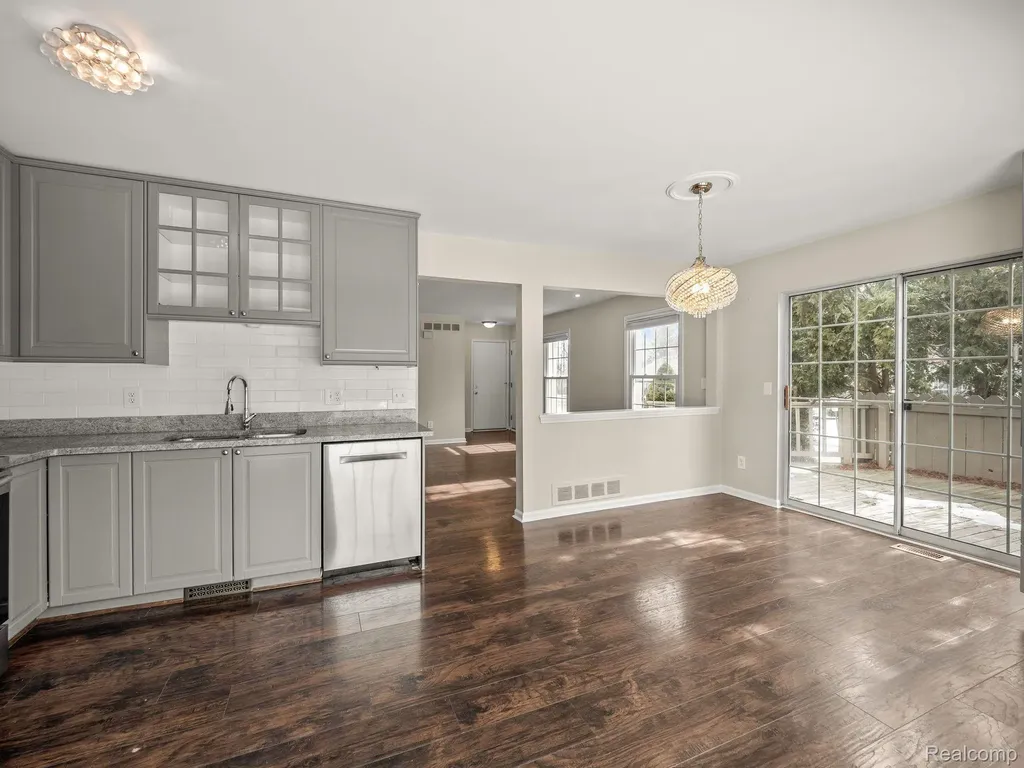 1428 Crescent Lane Rochester Hills City MI 48306