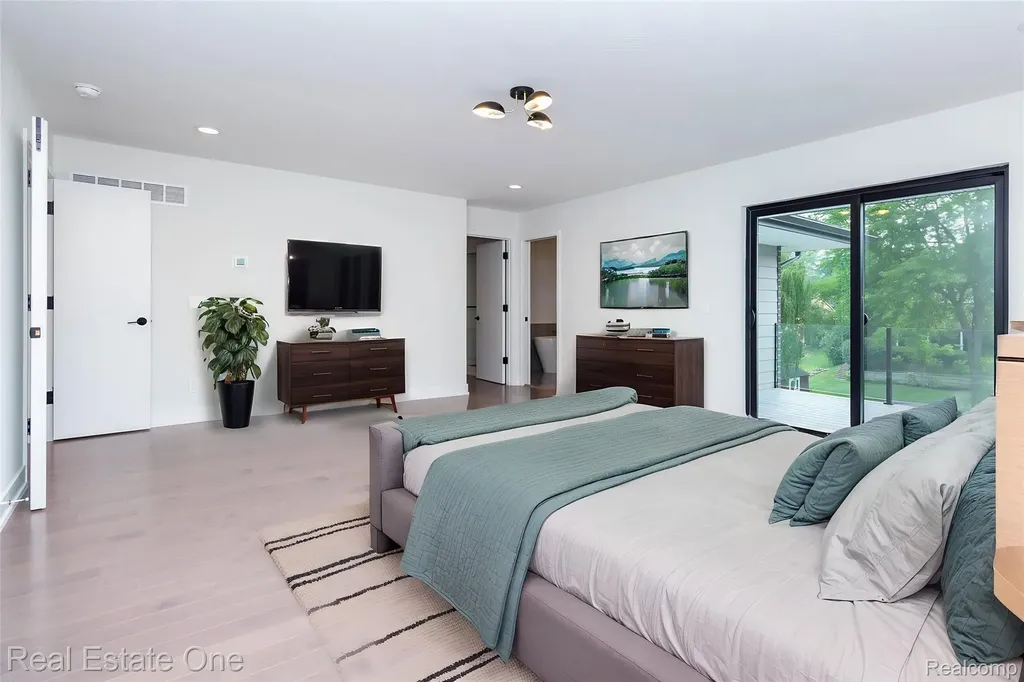 1830 Sadie Shore Drive Commerce Charter Township MI 48382