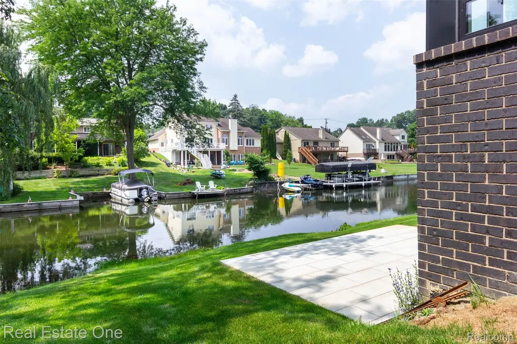 1830 Sadie Shore Drive Commerce Charter Township MI 48382