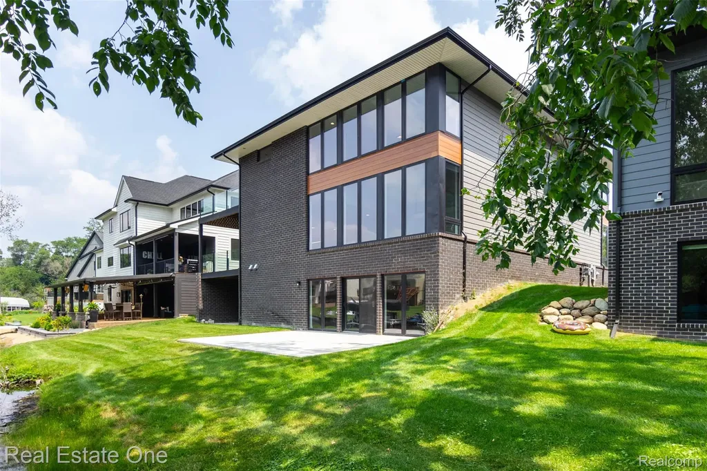 1830 Sadie Shore Drive Commerce Charter Township MI 48382