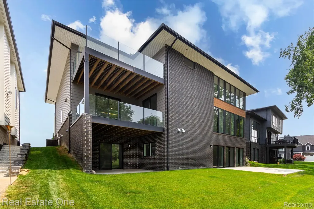 1830 Sadie Shore Drive Commerce Charter Township MI 48382