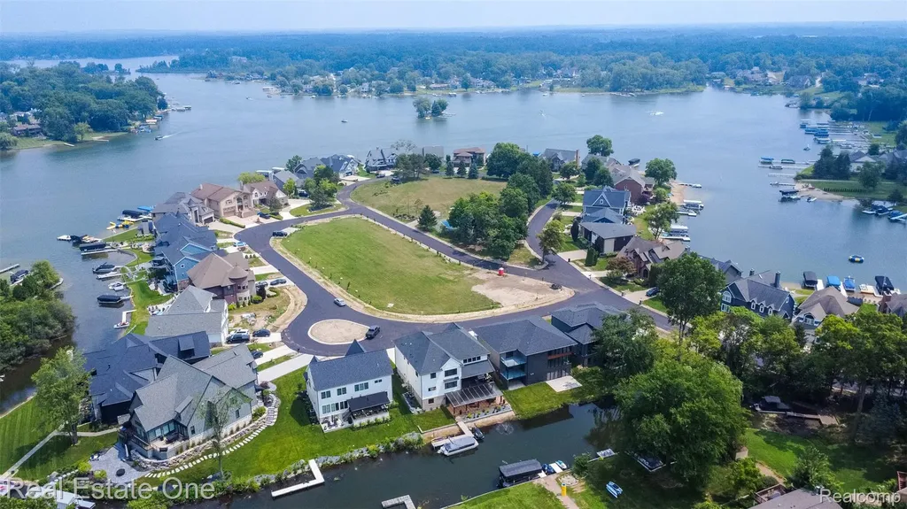 1830 Sadie Shore Drive Commerce Charter Township MI 48382