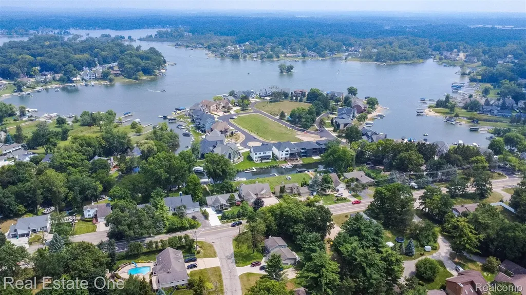 1830 Sadie Shore Drive Commerce Charter Township MI 48382