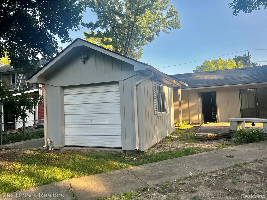 2103 Virginia Drive Troy City MI 48083