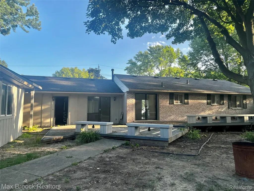 2103 Virginia Drive Troy City MI 48083