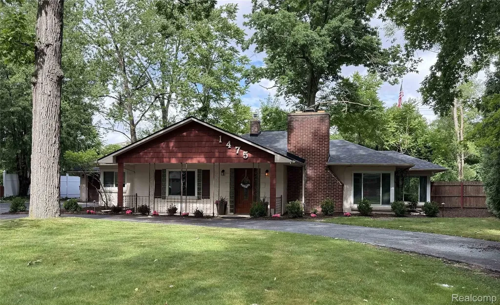 1475 Avondale Street Sylvan Lake City MI 48320