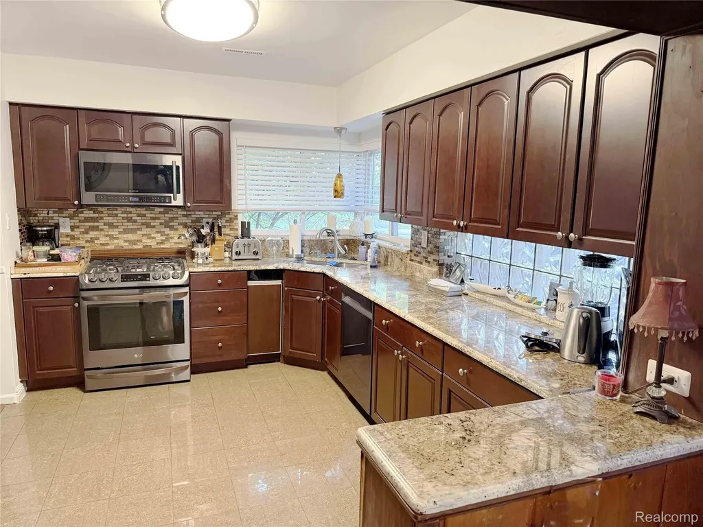 1475 Avondale Street Sylvan Lake City MI 48320