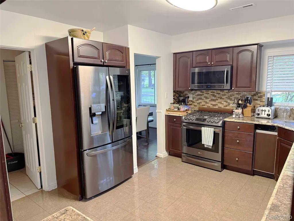 1475 Avondale Street Sylvan Lake City MI 48320