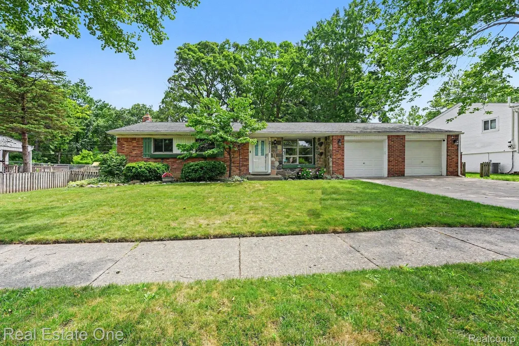 2711 Red Arrow Drive Commerce Charter Township MI 48382