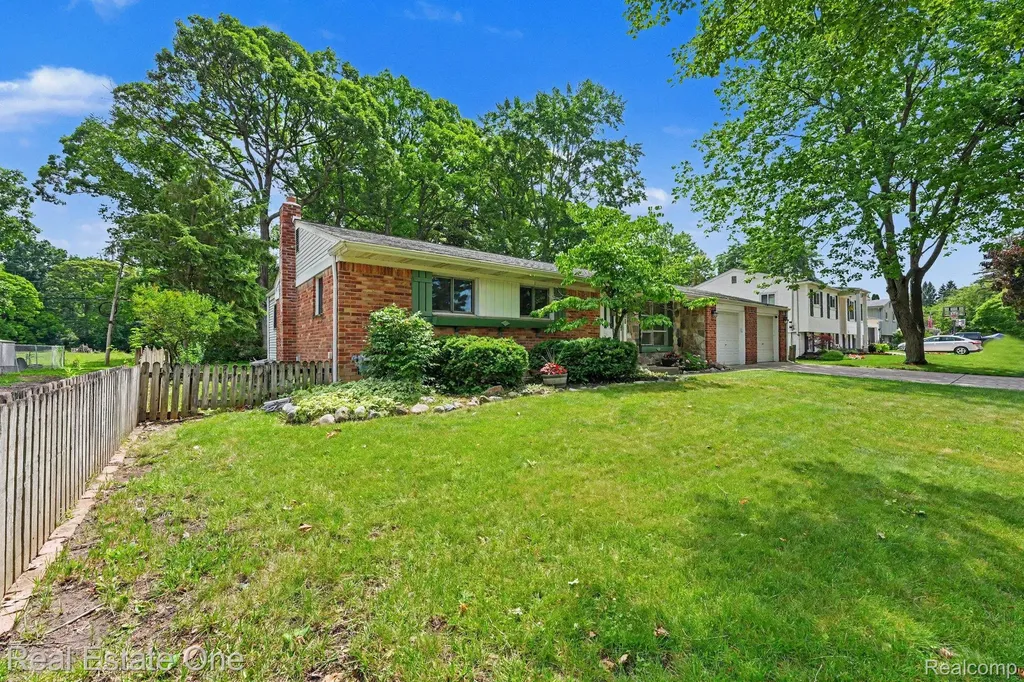 2711 Red Arrow Drive Commerce Charter Township MI 48382