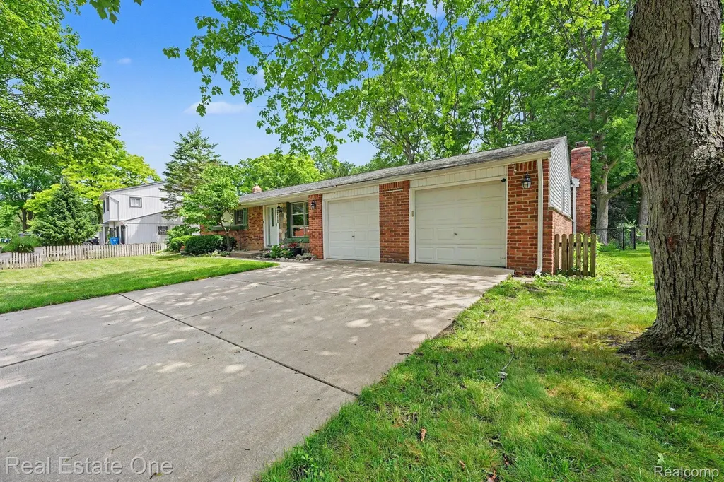 2711 Red Arrow Drive Commerce Charter Township MI 48382