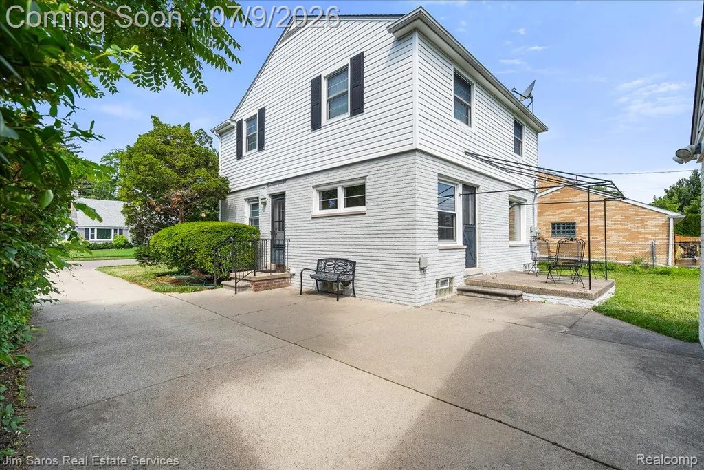 1010 Nottingham Road Grosse Pointe Park City MI 48230