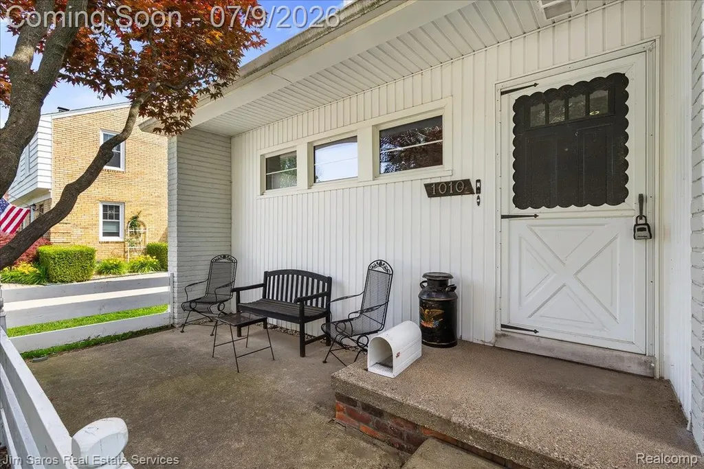 1010 Nottingham Road Grosse Pointe Park City MI 48230