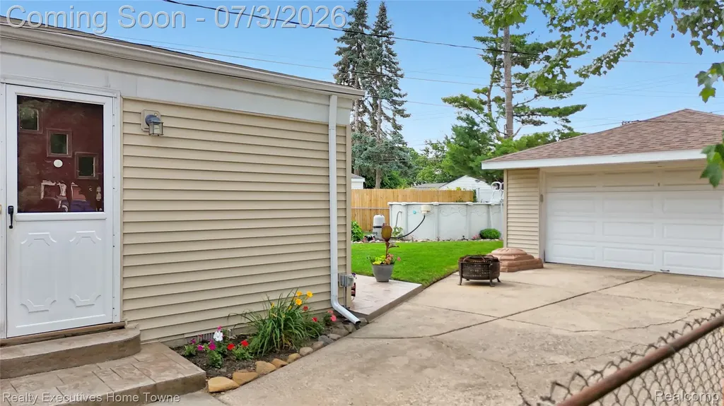 4721 Parent Avenue Warren City MI 48092