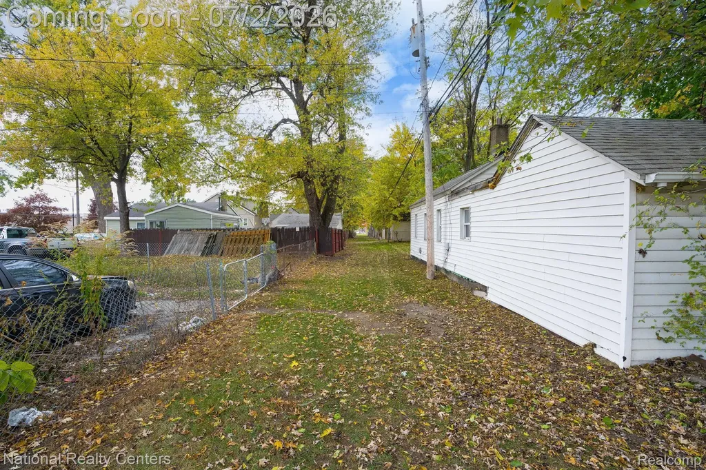 8104 Jackson Avenue Warren City MI 48089