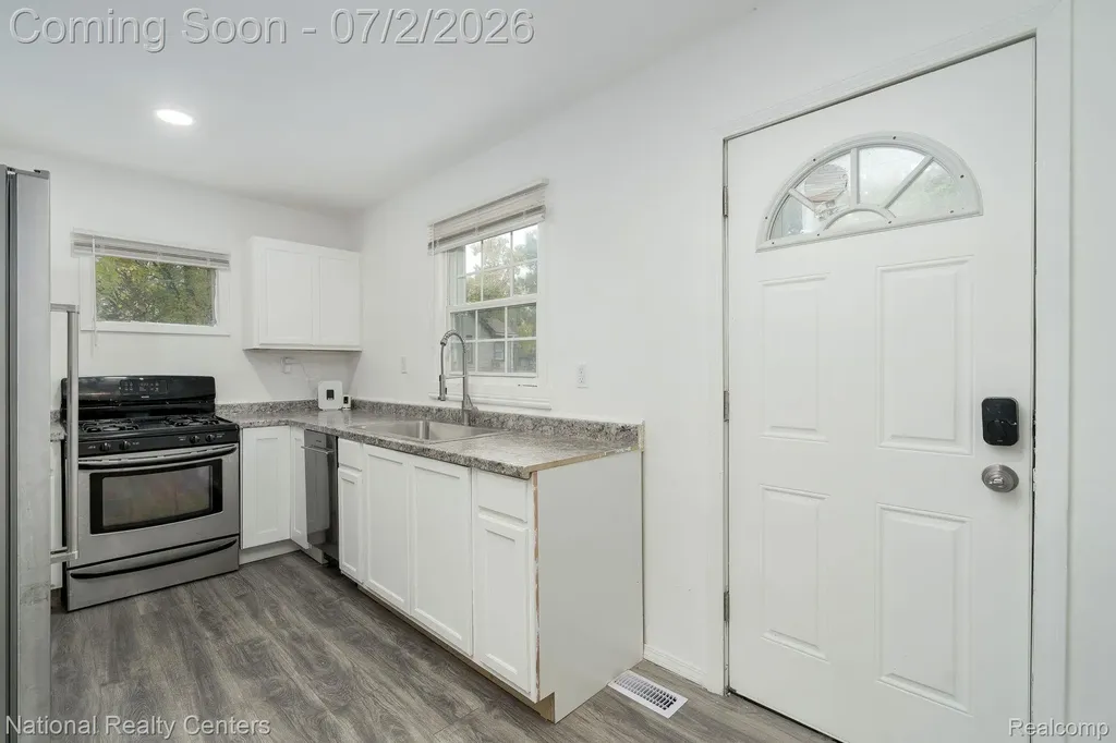 8104 Jackson Avenue Warren City MI 48089