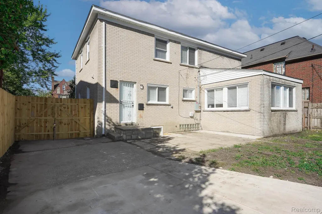 17116 Wildemere Street Detroit City MI 48221