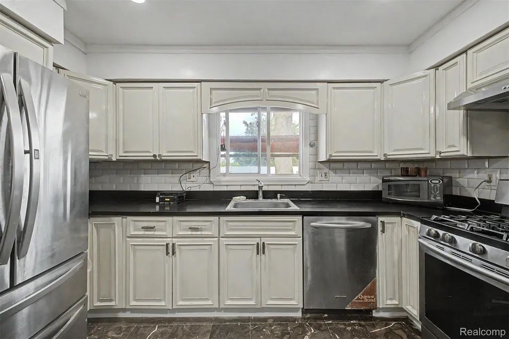 8650 Whitlock Avenue Dearborn City MI 48126