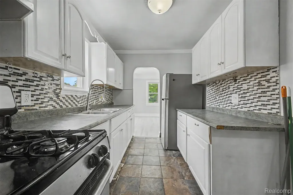 1656 S Karle Avenue Westland City MI 48186