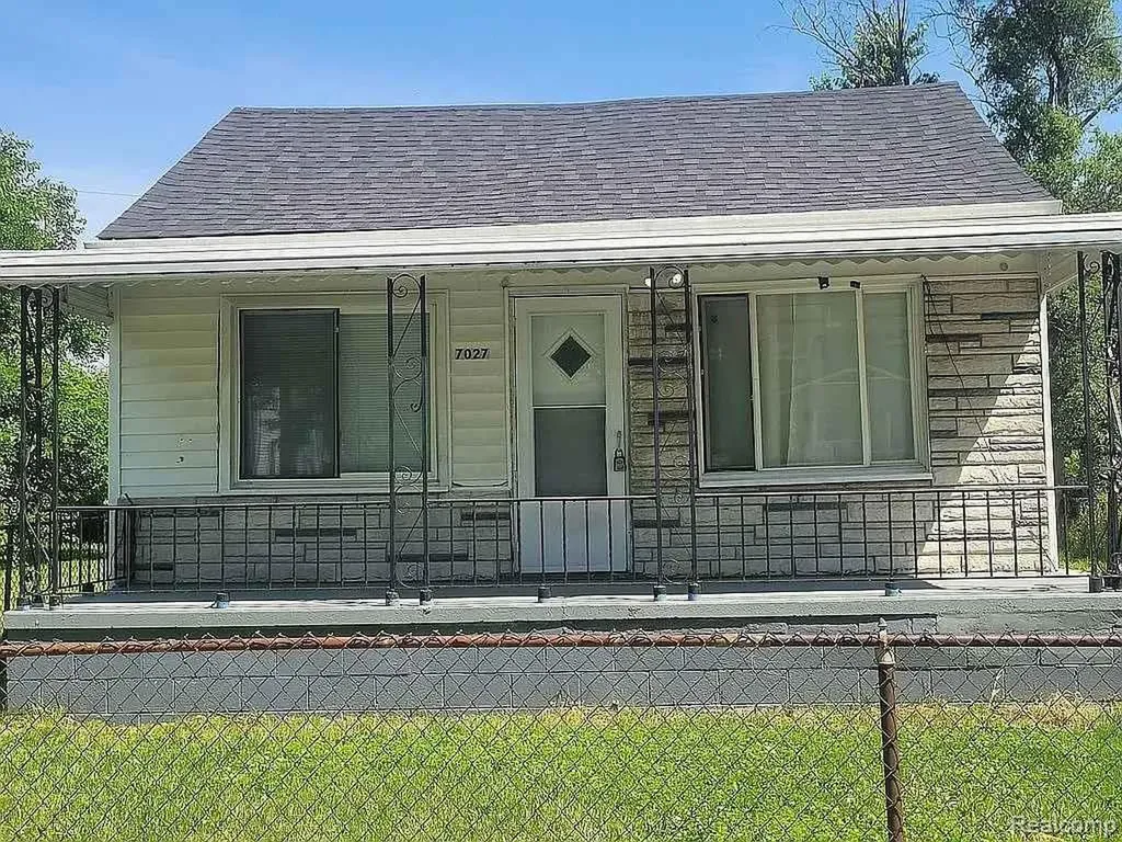 7027 Chalmers Avenue Warren City MI 48091
