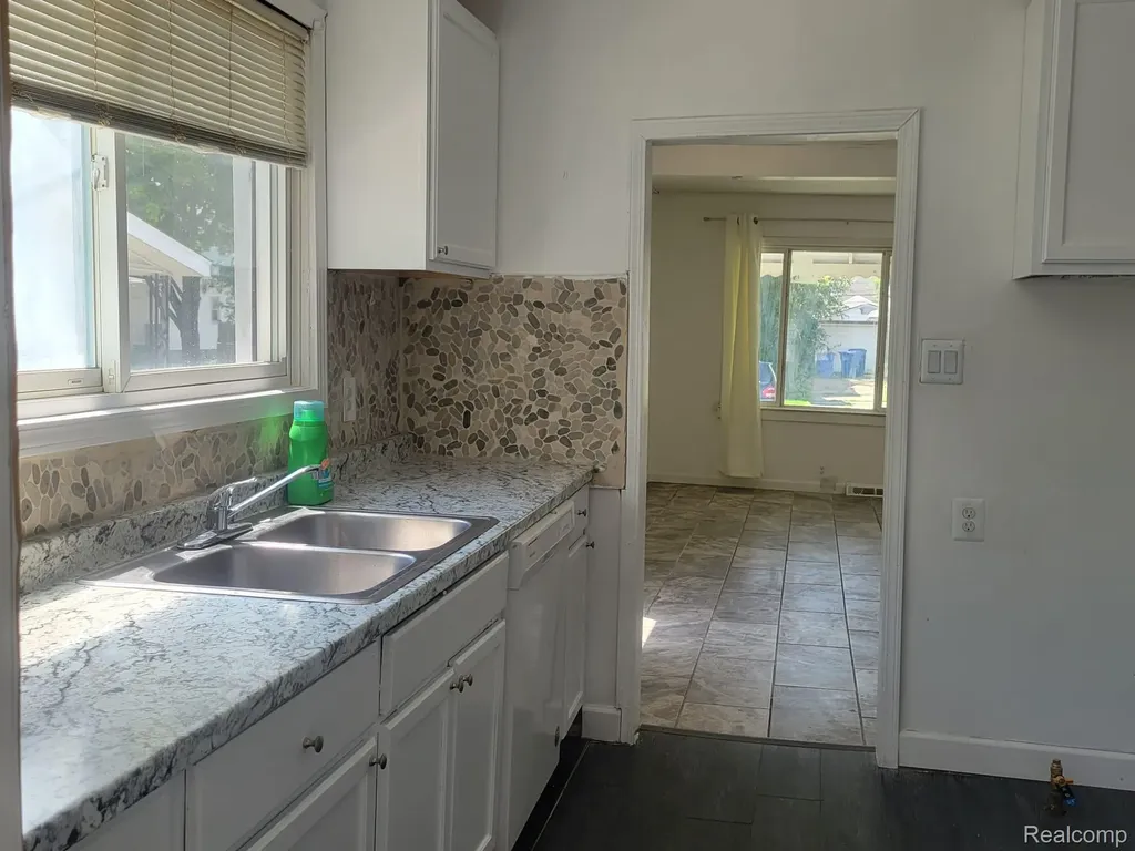 7027 Chalmers Avenue Warren City MI 48091