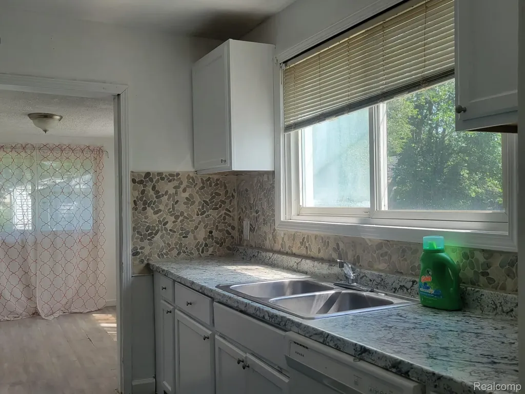 7027 Chalmers Avenue Warren City MI 48091